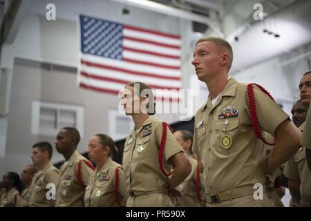 Lacs, en Illinois (sept. 15, 2018) Premier maître (CPO) sélectionne stand à parade reste avant leur promotion au PM lors d'une cérémonie à l'épinglage CPO Commande d'entraînement des recrues. Soixante-deux marins ont épinglé à chef pendant la cérémonie. Plus de 30 000 recrues par année d'études supérieures de la marine est que boot camp. Banque D'Images