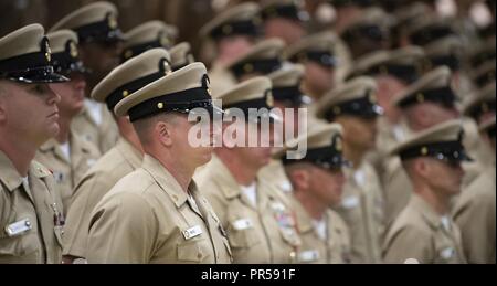 Lacs, en Illinois (sept. 15, 2018) Premier maître (CPOS) au garde à vous lors d'une cérémonie à l'épinglage CPO Commande d'entraînement des recrues. Soixante-deux marins ont épinglé à chef pendant la cérémonie. Plus de 30 000 recrues par année d'études supérieures de la marine est que boot camp. Banque D'Images