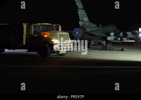 Un camion de carburant à partir de la 407e Escadron expéditionnaire de préparation logistique, les pompes de carburant dans un F-16 Fighting Falcon après l'atterrissage dans un endroit inconnu en Asie du Sud-Ouest, le 13 septembre 2018. Dans le cadre de l'US Air Forces Central Command, le 407e groupe expéditionnaire de la combat fournit à l'appui de l'U.S. Central Command des objectifs militaires. AFCENT emploie l'ensemble du spectre des capacités de la composante aérienne dans l'air, l'espace et le cyberespace pour vaincre les ennemis tout en favorisant la sécurité et la stabilité dans la région. Les États-Unis est postured pour défendre les forces américaines dans la région de toute menace. Banque D'Images
