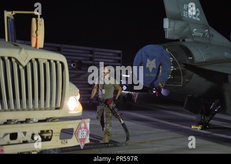 Juanluis Senior Airman Cota, 157e Escadron de chasse de l'expéditionnaire, chef d'équipage renvoie un flexible d'alimentation en carburant chariot après avoir fait le plein d'un F-16 Fighting Falcon après l'atterrissage dans un endroit inconnu en Asie du Sud-Ouest, le 13 septembre 2018. Dans le cadre de l'US Air Forces Central Command, le 407e groupe expéditionnaire de la combat fournit à l'appui de l'U.S. Central Command des objectifs militaires. AFCENT emploie l'ensemble du spectre des capacités de la composante aérienne dans l'air, l'espace et le cyberespace pour vaincre les ennemis tout en favorisant la sécurité et la stabilité dans la région. Les États-Unis est postured pour défendre les forces américaines en t Banque D'Images