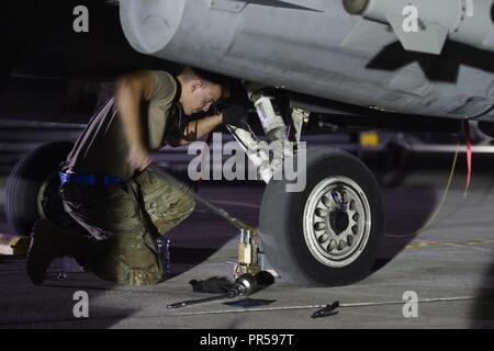 Airman Senior Connor Stuart, 157e Escadron de chasse de l'expéditionnaire, chef d'équipage d'un prises F-16 Fighting Falcon pour changer le pneu après l'atterrissage dans un endroit inconnu en Asie du Sud-Ouest, le 13 septembre 2018. Le F-16 Fighting Falcon est un appareil compact, multi-rôle d'avions de chasse. Il est très manoeuvrable et a fait ses preuves dans les combats air-air et air-surface attaque. Il peut localiser des cibles dans toutes les conditions météorologiques et de détecter les aéronefs volant à basse altitude dans l'encombrement du radar. Banque D'Images