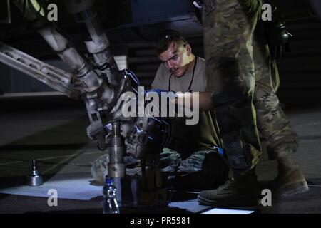 Airman Senior Connor Stuart, 157e Escadron de chasse de l'expéditionnaire, chef d'équipe effectue un changement de pneu sur un F-16 Fighting Falcon après l'atterrissage dans un endroit inconnu en Asie du Sud-Ouest, le 13 septembre 2018. Le F-16 Fighting Falcon est un appareil compact, multi-rôle d'avions de chasse. Il est très manoeuvrable et a fait ses preuves dans les combats air-air et air-surface attaque. Il peut localiser des cibles dans toutes les conditions météorologiques et de détecter les aéronefs volant à basse altitude dans l'encombrement du radar. Banque D'Images