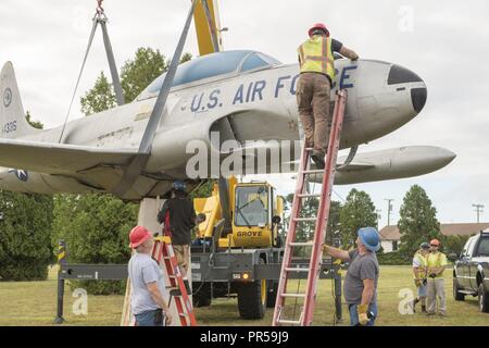 Ce T-33 Shooting Star honorant statique Mgén Daniel 'Chappie' James Jr. a été pris vers le bas pour rénovation le 14 septembre 2018. Le général James a été le premier Afro-américain quatre étoiles de général dans les forces armées des États-Unis et a servi d'avion de chasse tous-temps pilote à Otis Air Force Base dans les années 50. En avril 1953, il est devenu commandant de la 437e Escadron d'intercepteurs de chasse, et en août 1955, il a pris le commandement du 60e FIS sur la base. Banque D'Images