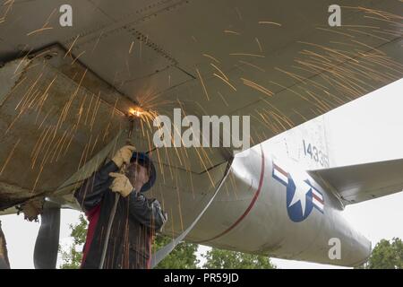 102e Escadre de renseignement civil engineer Perry Seymour coupe un boulon pour enlever le T-33 d'aéronefs au sol honorant le général Daniel 'Chappie' James Jr. at Joint Base Cape Cod le 14 septembre 2018. L'affichage est en train d'être rénové. Le général James a été le premier Afro-américain quatre étoiles de général dans les forces armées des États-Unis et a servi d'avion de chasse tous-temps pilote à Otis Air Force Base dans les années 50. En avril 1953, il est devenu commandant de la 437e Escadron d'intercepteurs de chasse, et en août 1955, il a pris le commandement du 60e FIS sur la base. Banque D'Images