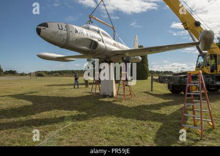 Ce T-33 Shooting Star honorant statique Mgén Daniel 'Chappie' James Jr. a été pris vers le bas pour rénovation le 14 septembre 2018. Le général James a été le premier Afro-américain quatre étoiles de général dans les forces armées des États-Unis et a servi d'avion de chasse tous-temps pilote à Otis Air Force Base dans les années 50. En avril 1953, il est devenu commandant de la 437e Escadron d'intercepteurs de chasse, et en août 1955, il a pris le commandement du 60e FIS sur la base. Banque D'Images