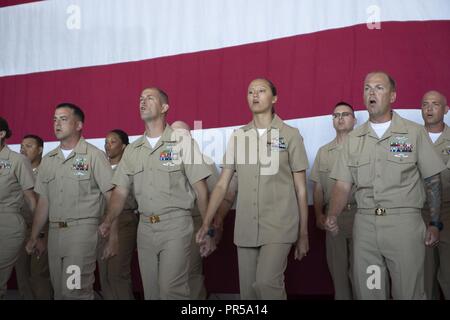 POINT MUGU, Californie (sept. 14, 2018) Premier maître de harem, affectés à des commandes sur la base navale de Ventura County Board (NBVC), chanter "Vogue" en formation, au cours de l'année 2019 le premier maître de cérémonie qui a eu lieu à bord de l'épinglage, NBVC Point Mugu. Premier maître de la Marine sont les experts techniques et les dirigeants, et atteindre le grade est un jalon important pour les marins de la Marine. Banque D'Images