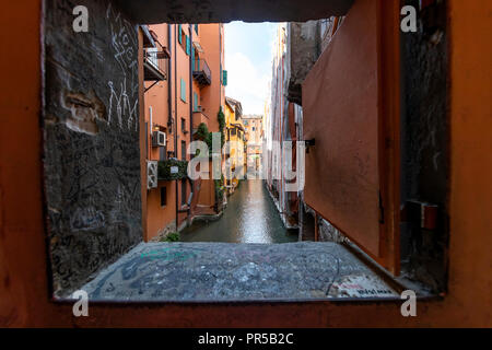 Le quartier du canal de Bologne. Maintenant visible dans seulement quelques rues, une fois Bologne avait de nombreux canaux. L'Italie. Banque D'Images