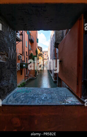 Le quartier du canal de Bologne. Maintenant visible dans seulement quelques rues, une fois Bologne avait de nombreux canaux. L'Italie. Banque D'Images