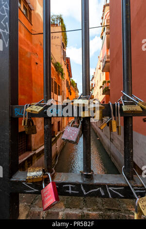Le quartier du canal de Bologne. Maintenant visible dans seulement quelques rues, une fois Bologne avait de nombreux canaux. L'Italie. Banque D'Images