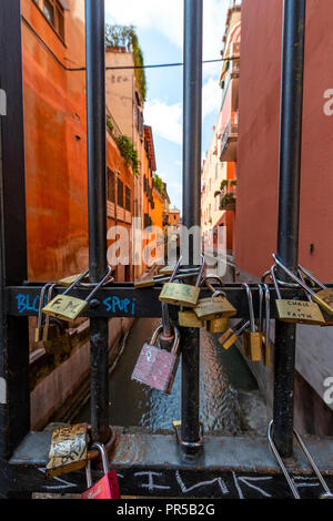 Le quartier du canal de Bologne. Maintenant visible dans seulement quelques rues, une fois Bologne avait de nombreux canaux. L'Italie. Banque D'Images
