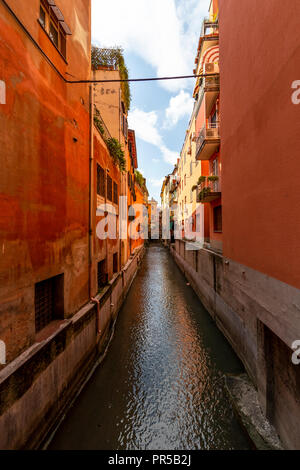 Le quartier du canal de Bologne. Maintenant visible dans seulement quelques rues, une fois Bologne avait de nombreux canaux. L'Italie. Banque D'Images