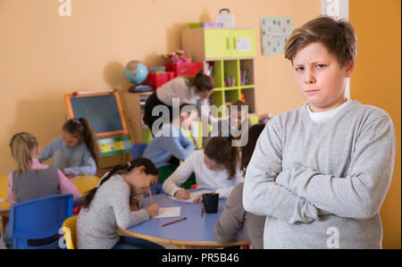 Portrait de garçon malheureusement élève et les enfants en classe de dessin Banque D'Images