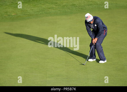 Tiger Woods du Team USA manque un putt sur le green pendant le 1er match Fourballs le deuxième jour de la Ryder Cup au Golf National, Saint-Quentin-en-Yvelines, Paris. Banque D'Images