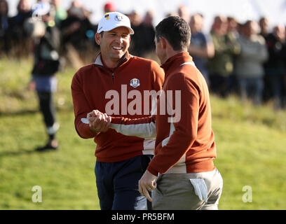 L'équipe de Rory McIlroy célèbre un putt sur le 6e vert avec Sergio Garcia pendant le match Fourballs le deuxième jour de la Ryder Cup au Golf National, Saint-Quentin-en-Yvelines, Paris. Banque D'Images