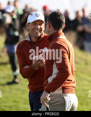 L'équipe de Rory McIlroy célèbre un putt sur le 6e vert avec Sergio Garcia pendant le match Fourballs le deuxième jour de la Ryder Cup au Golf National, Saint-Quentin-en-Yvelines, Paris. Banque D'Images