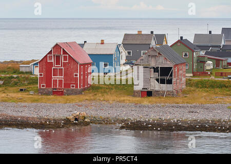 Cabanes de pêche norvégien ancien désaffecté se trouvent en face de l'eau à Vardø, comté de Finnmark, Norvège. Banque D'Images