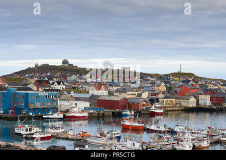 Le Globus 2 Radar d'alerte précoce au site au-dessus de la ville sur l'île de Vardø, Vardøya au nord du cercle arctique, le comté de Finnmark, Norvège. Banque D'Images