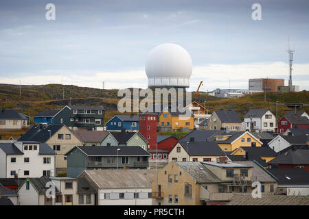 Le Globus 2 Radar d'alerte précoce au site au-dessus de la ville sur l'île de Vardø, Vardøya au nord du cercle arctique, le comté de Finnmark, Norvège. Banque D'Images