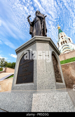 Samara, Russie - 15 septembre 2018 : Monument à le Saint prince Vladimir près de la cathédrale Sainte-Sophie de la sagesse de Dieu Banque D'Images