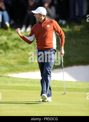 L'équipe de Sergio Garcia célèbre son birdie au 11ème au cours de l'Fourballs correspondent sur la deuxième journée de la Ryder Cup au Golf National, Saint-Quentin-en-Yvelines, Paris. Banque D'Images