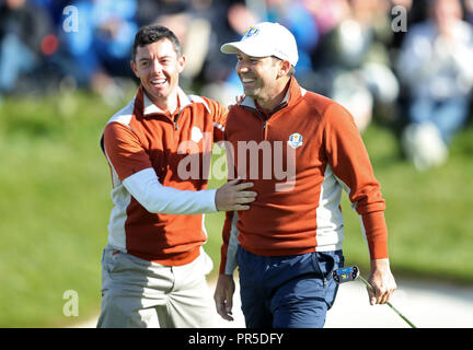 L'équipe de Sergio Garcia célèbre son birdie au 11ème avec l'Europe de l'équipe au cours de Rory McIlroy Fourballs le match sur la deuxième journée de la Ryder Cup au Golf National, Saint-Quentin-en-Yvelines, Paris. ASSOCIATION DE PRESSE Photo. Photo date : Samedi 29 Septembre, 2018. Voir histoire de PA GOLF Ryder. Crédit photo doit se lire : David Davies/PA Wire. RESTRICTIONS : Utiliser l'objet de restrictions. Rédaction écrite uniquement. Pas d'utilisation commerciale. Banque D'Images