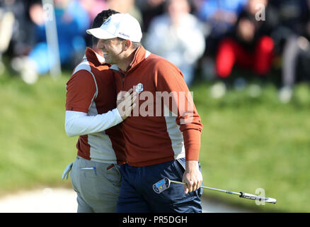 L'équipe de Sergio Garcia célèbre son birdie au 11ème avec l'Europe de l'équipe au cours de Rory McIlroy Fourballs le match sur la deuxième journée de la Ryder Cup au Golf National, Saint-Quentin-en-Yvelines, Paris. Banque D'Images