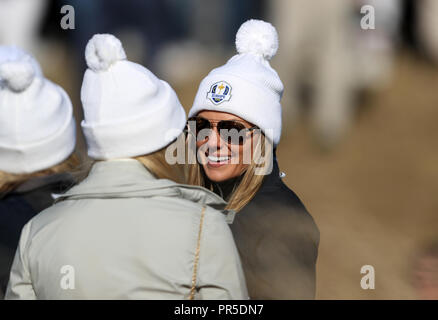 L'équipe de Sergio Garcia célèbre son birdie au 11ème avec l'Europe de l'équipe au cours de Rory McIlroy Fourballs le match sur la deuxième journée de la Ryder Cup au Golf National, Saint-Quentin-en-Yvelines, Paris. Banque D'Images