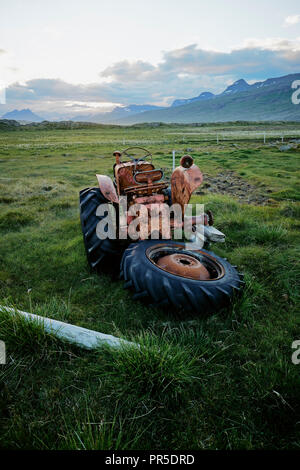 Une vieille ferme tracteur dans le paysage de l'Islande Banque D'Images