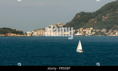 Beau Bateau à voile dans le Golfe de La Spezia entre Lerici et Portovenere, ligurie, italie Banque D'Images