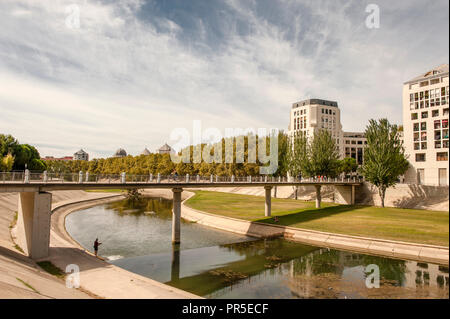 Le visage moderne de Montpellier est en ce moment être en forme le long de la rivière Lez Banque D'Images