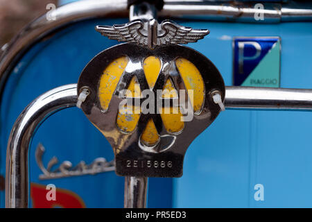 Badge AA sur un scooter Vespa Banque D'Images