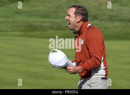 L'équipe de Sergio Garcia célèbre son birdie au 17e au cours de l'Fourballs correspondent sur la deuxième journée de la Ryder Cup au Golf National, Saint-Quentin-en-Yvelines, Paris. Banque D'Images