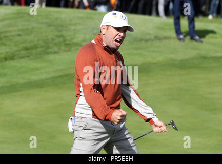 L'équipe de Sergio Garcia célèbre son birdie au 17e au cours de l'Fourballs correspondent sur la deuxième journée de la Ryder Cup au Golf National, Saint-Quentin-en-Yvelines, Paris. Banque D'Images