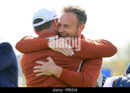 L'Europe de l'équipe Paul Casey (à gauche) et Tyrrell Hatton célébrer après leur victoire sur la 16e durant l'Fourballs correspondent sur la deuxième journée de la Ryder Cup au Golf National, Saint-Quentin-en-Yvelines, Paris. Banque D'Images