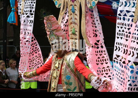 Londres, Royaume-Uni - 27 août 2018 carnaval de Notting Hill : artiste peint face man walking Banque D'Images