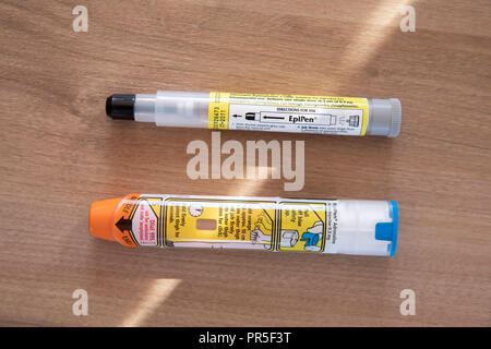 Autoejectors EpiPen utilisé pour injecter de l'adrénaline dans un victime d'anaphalaxis. Un ancien de l'injecteur à pointe noire à côté d'une nouvelle pointe orange EpiPen Cred Banque D'Images