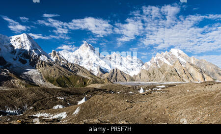 Panorama de Masherbrum (K1), Yermanendi Kangri, Mandu et Urdukas pics de Goro II camping, Karakoram, Pakistan Banque D'Images