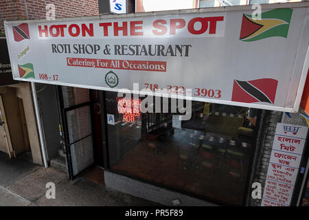 L'extérieur de CHAUD SUR PLACE Rcif Shop & Restaurant sur l'Avenue de la liberté dans le sud de Richmond Hill, Queens, New York. Banque D'Images