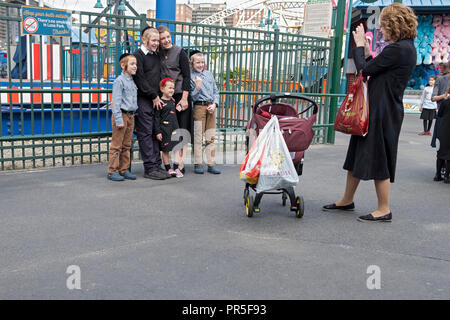 Une famille juive religieuse dans Coney Island célébrer Souccot, une maison de vacances où il est obligatoire d'avoir du plaisir. Banque D'Images