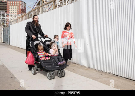 Une famille juive religieuse de l'île Coney célébrant Sukkot, une fête où il est obligatoire de s'amuser. Banque D'Images