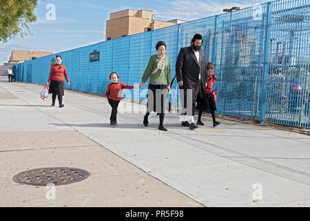 Une famille juive religieuse dans Coney Island célébrer Souccot, une maison de vacances où il est obligatoire d'avoir du plaisir. Banque D'Images