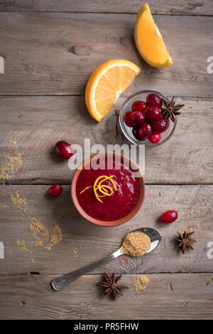 Sauce aux canneberges et à l'Orange (maison) Relish pour Thanksgiving ou de Noël en bois, copie sur l'espace. Sauce aux canneberges traditionnelle avec des ingrédients. Banque D'Images