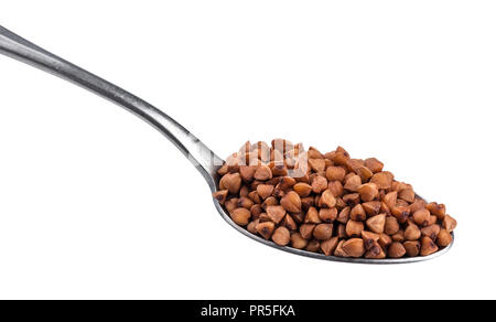 Les grains de sarrasin dans spoon isolé sur fond blanc avec clipping path Banque D'Images