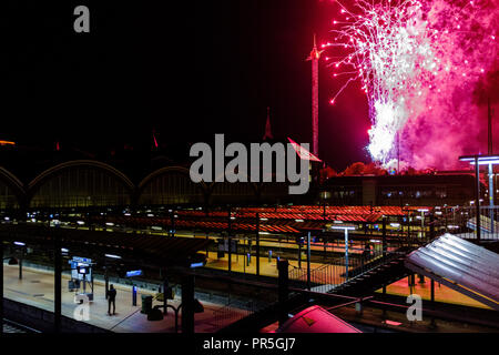 La clôture firewords les jardins de Tivoli, à Copenhague, au vu de la gare centrale de Copenhague. Ferme Tivoli pour la saison d'été à l'e Banque D'Images