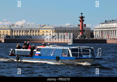 L'un des nombreux petits bateaux de croisière qui amènent les touristes et les touristes le long de la rivière Neva et de nombreux canaux qui est St Petersburg en Russie. Banque D'Images