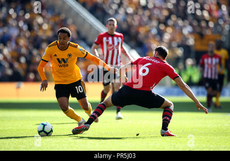 Wolverhampton Wanderers' Helder Costa (à gauche) et de Southampton's Wesley Hoedt (à droite) bataille pour la balle au cours de la Premier League match à Molineux, Wolverhampton. Banque D'Images