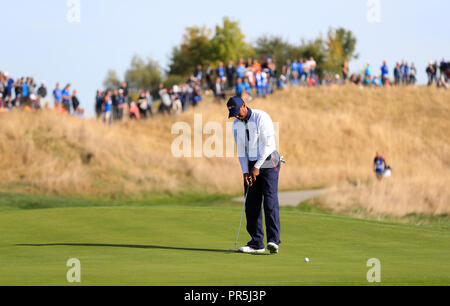 Tiger Woods du Team USA manque un putt sur le 8ème au cours de la journée deux quatuors correspondent sur de la Ryder Cup au Golf National, Saint-Quentin-en-Yvelines, Paris. Banque D'Images