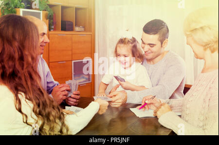 Portrait de famille européenne positive cartes à jouer ensemble à la maison Banque D'Images