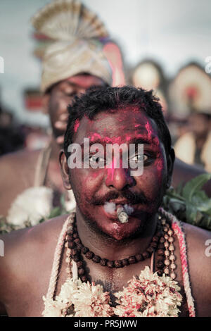 Le cigare mâle porteur kavadi à Batu Caves pendant Thaipusam festival à Selangor, Malaisie Banque D'Images