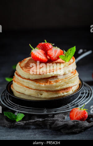 Crêpes sucrées pour le petit-déjeuner américain sur le tableau noir Banque D'Images